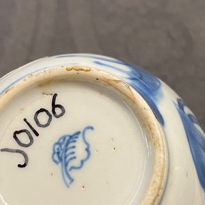 Une boîte à thé couverte en porcelaine de Chine en bleu et blanc, Kangxi — photo 12