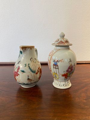Une boîte à thé couverte en porcelaine de Chine famille rose à sujet mandarin et une verseuse a décor du 'Jugement de Paris', Qianlong — photo 1