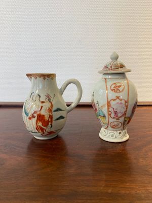 Une boîte à thé couverte en porcelaine de Chine famille rose à sujet mandarin et une verseuse a décor du 'Jugement de Paris', Qianlong — photo 2
