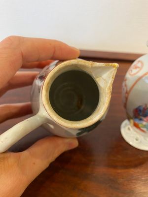 Une boîte à thé couverte en porcelaine de Chine famille rose à sujet mandarin et une verseuse a décor du 'Jugement de Paris', Qianlong — photo 4