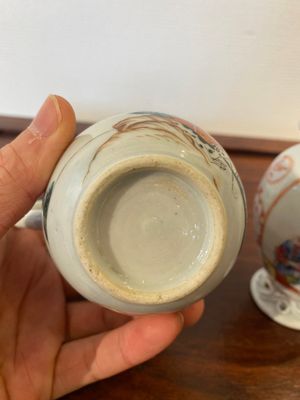 Une boîte à thé couverte en porcelaine de Chine famille rose à sujet mandarin et une verseuse a décor du 'Jugement de Paris', Qianlong — photo 5