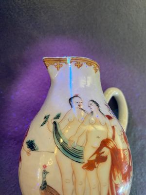 Une boîte à thé couverte en porcelaine de Chine famille rose à sujet mandarin et une verseuse a décor du 'Jugement de Paris', Qianlong — photo 10