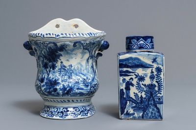 Une boîte à thé couverte et un vase à suspendre en faïence dans le style de Delft, France, 19ème