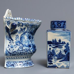 Une boîte à thé couverte et un vase à suspendre en faïence dans le style de Delft, France, 19ème — photo 2