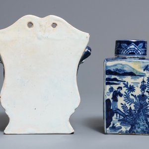 Une boîte à thé couverte et un vase à suspendre en faïence dans le style de Delft, France, 19ème — photo 3