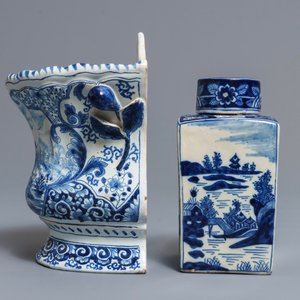 Une boîte à thé couverte et un vase à suspendre en faïence dans le style de Delft, France, 19ème — photo 4