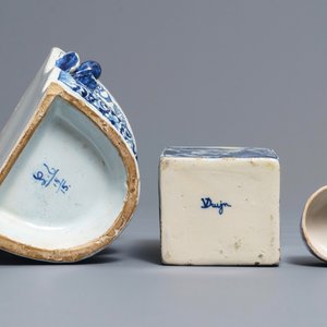 Une boîte à thé couverte et un vase à suspendre en faïence dans le style de Delft, France, 19ème — photo 6