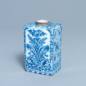 Une boîte à thé de forme rectangulaire en faïence de Delft en bleu et blanc, fin du 17ème — photo 1