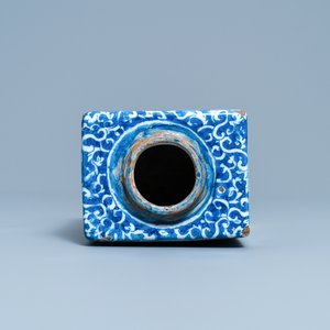Une boîte à thé de forme rectangulaire en faïence de Delft en bleu et blanc, fin du 17ème — photo 6