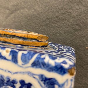 Une boîte à thé de forme rectangulaire en faïence de Delft en bleu et blanc, fin du 17ème — photo 8
