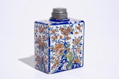 Une boîte à thé de forme rectangulaire en faïence de Delft en palette cachemire, vers 1700