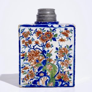 Une boîte à thé de forme rectangulaire en faïence de Delft en palette cachemire, vers 1700 — photo 4