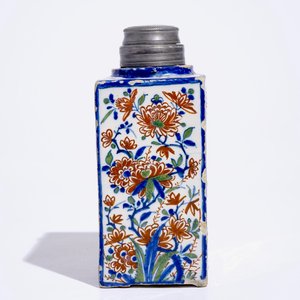 Une boîte à thé de forme rectangulaire en faïence de Delft en palette cachemire, vers 1700 — photo 5