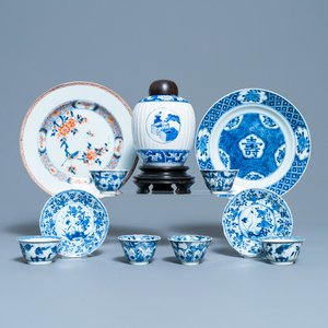 Une boîte à thé, deux assiettes, six tasses et deux soucoupes en porcelaine de Chine, Kangxi/Yongzheng — photo 1