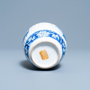 Une boîte à thé, deux assiettes, six tasses et deux soucoupes en porcelaine de Chine, Kangxi/Yongzheng — photo 11