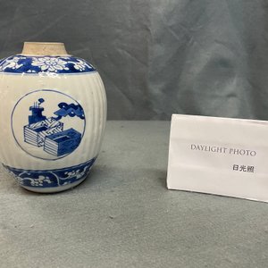 Une boîte à thé, deux assiettes, six tasses et deux soucoupes en porcelaine de Chine, Kangxi/Yongzheng — photo 20