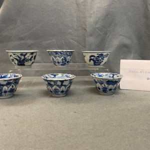 Une boîte à thé, deux assiettes, six tasses et deux soucoupes en porcelaine de Chine, Kangxi/Yongzheng — photo 24