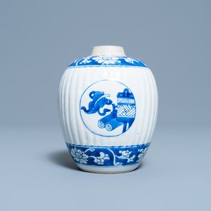 Une boîte à thé, deux assiettes, six tasses et deux soucoupes en porcelaine de Chine, Kangxi/Yongzheng — photo 9
