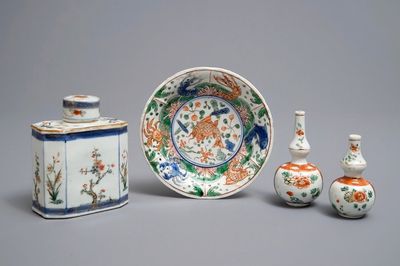 Une boîte à thé, deux vases et une coupe en porcelaine de Chine famille verte, Kangxi