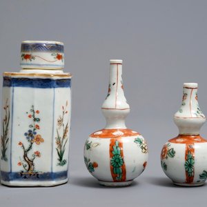 Une boîte à thé, deux vases et une coupe en porcelaine de Chine famille verte, Kangxi — photo 5