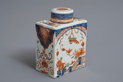 Une boîte à thé en faïence de Delft petit feu et doré, 18ème