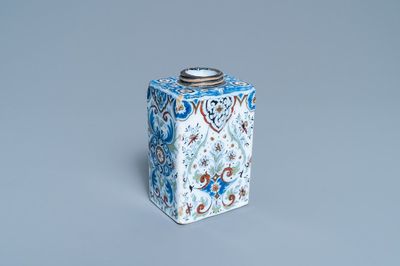Une boîte à thé en faïence de Delft polychrome aux rehauts en noire et dorés, fin du 17ème