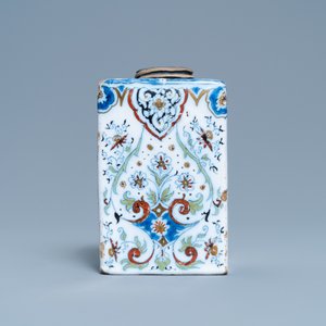 Une boîte à thé en faïence de Delft polychrome aux rehauts en noire et dorés, fin du 17ème — photo 2