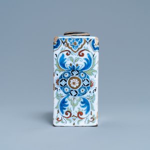 Une boîte à thé en faïence de Delft polychrome aux rehauts en noire et dorés, fin du 17ème — photo 3