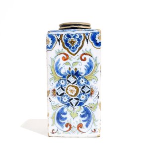 Une boîte à thé en faïence de Delft polychrome et noir, 2ème moitié du 17ème — photo 2