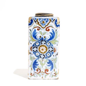 Une boîte à thé en faïence de Delft polychrome et noir, 2ème moitié du 17ème — photo 4