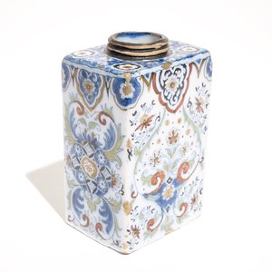 Une boîte à thé en faïence de Delft polychrome et noir, 2ème moitié du 17ème — photo 7