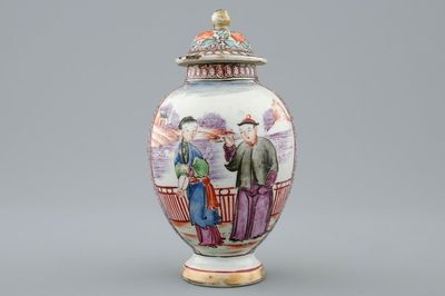 Une boîte à thé en porcelaine de Chine à décor mandarin, Qianlong, 18ème
