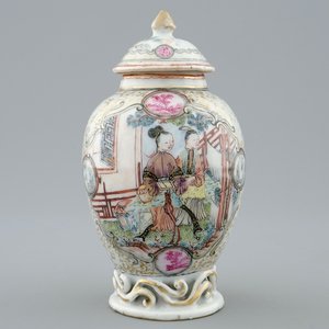 Une boîte à thé en porcelaine de Chine à décor Mandarin, Qianlong, 18ème — photo 1