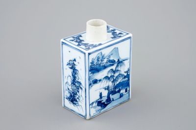Une boîte à thé en porcelaine de Chine bleu et blanc à décor de paysages, Kangxi