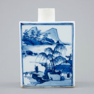 Une boîte à thé en porcelaine de Chine bleu et blanc à décor de paysages, Kangxi — photo 2