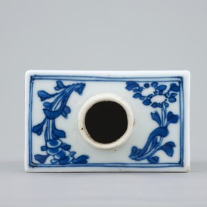 Une boîte à thé en porcelaine de Chine bleu et blanc à décor de paysages, Kangxi — photo 7