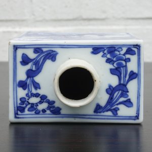 Une boîte à thé en porcelaine de Chine bleu et blanc à décor de paysages, Kangxi — photo 9