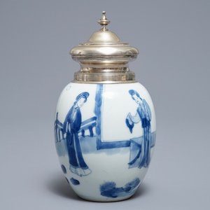 Une boîte à thé en porcelaine de Chine bleu et blanc à monture en argent, Kangxi — photo 1