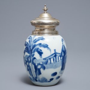 Une boîte à thé en porcelaine de Chine bleu et blanc à monture en argent, Kangxi — photo 2