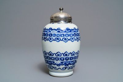 Une boîte à thé en porcelaine de Chine bleu et blanc à monture en argent, Kangxi