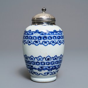 Une boîte à thé en porcelaine de Chine bleu et blanc à monture en argent, Kangxi — photo 2