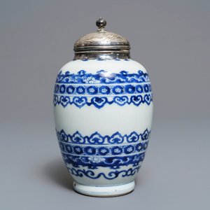Une boîte à thé en porcelaine de Chine bleu et blanc à monture en argent, Kangxi — photo 4