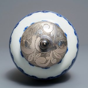 Une boîte à thé en porcelaine de Chine bleu et blanc à monture en argent, Kangxi — photo 6