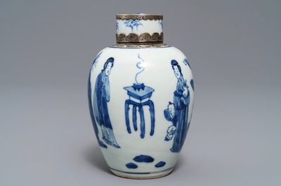 Une boîte à thé en porcelaine de Chine bleu et blanc à monture en argent, Kangxi