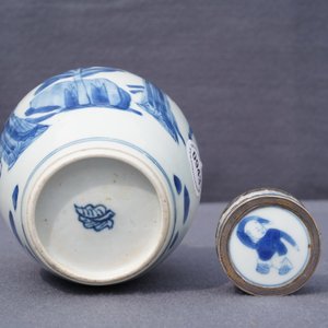 Une boîte à thé en porcelaine de Chine bleu et blanc à monture en argent, Kangxi — photo 13