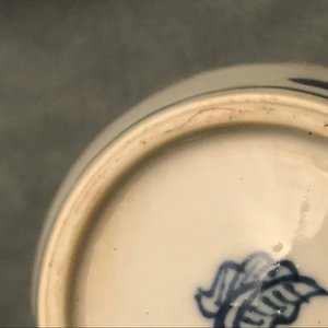 Une boîte à thé en porcelaine de Chine bleu et blanc à monture en argent, Kangxi — photo 9