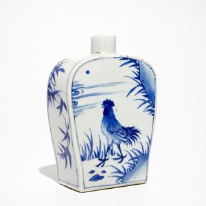 Une boîte à thé en porcelaine de Chine bleu et blanc aux coqs, époque Transition — photo 1