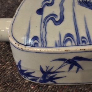 Une boîte à thé en porcelaine de Chine bleu et blanc aux coqs, époque Transition — photo 11
