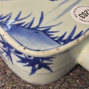 Une boîte à thé en porcelaine de Chine bleu et blanc aux coqs, époque Transition — photo 12