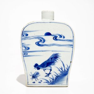 Une boîte à thé en porcelaine de Chine bleu et blanc aux coqs, époque Transition — photo 4